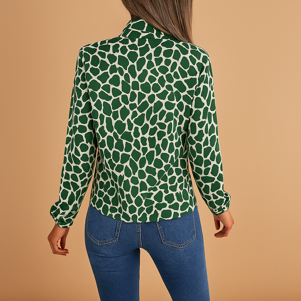 Elegante Bluse Damen mit Punktmuster und Strickdetails | Fenna-Zermatt Boutique