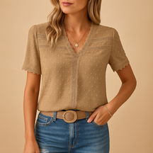 Elegante Bluse Damen mit Spitzendetails und V-Ausschnitt | Noëlle-Zermatt Boutique